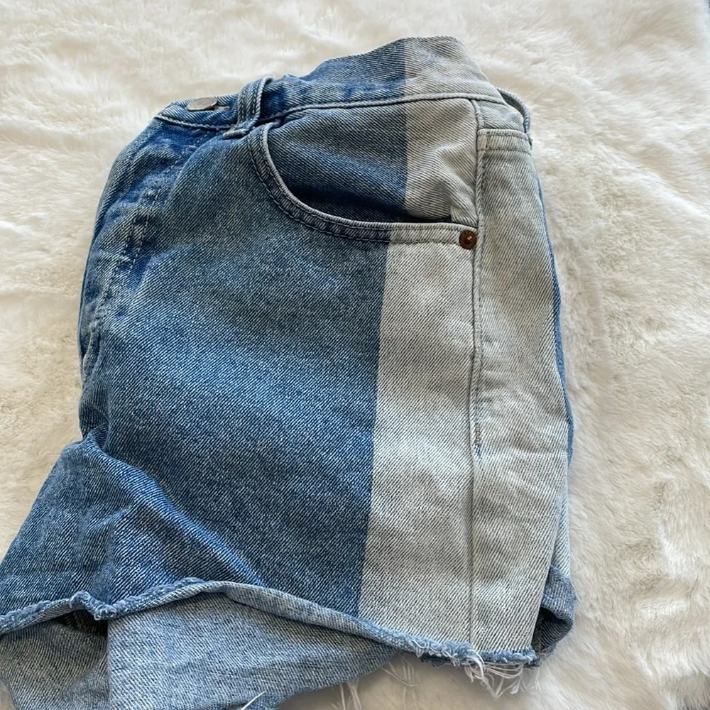 Cello Jean shorts size small! In excellent condition! - Picture 4 of 6